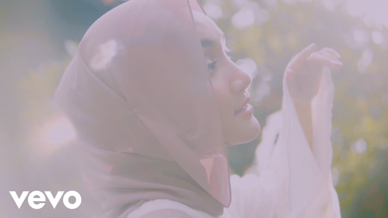 Fatin - Pelangi dan Hujan (Official Music Video)