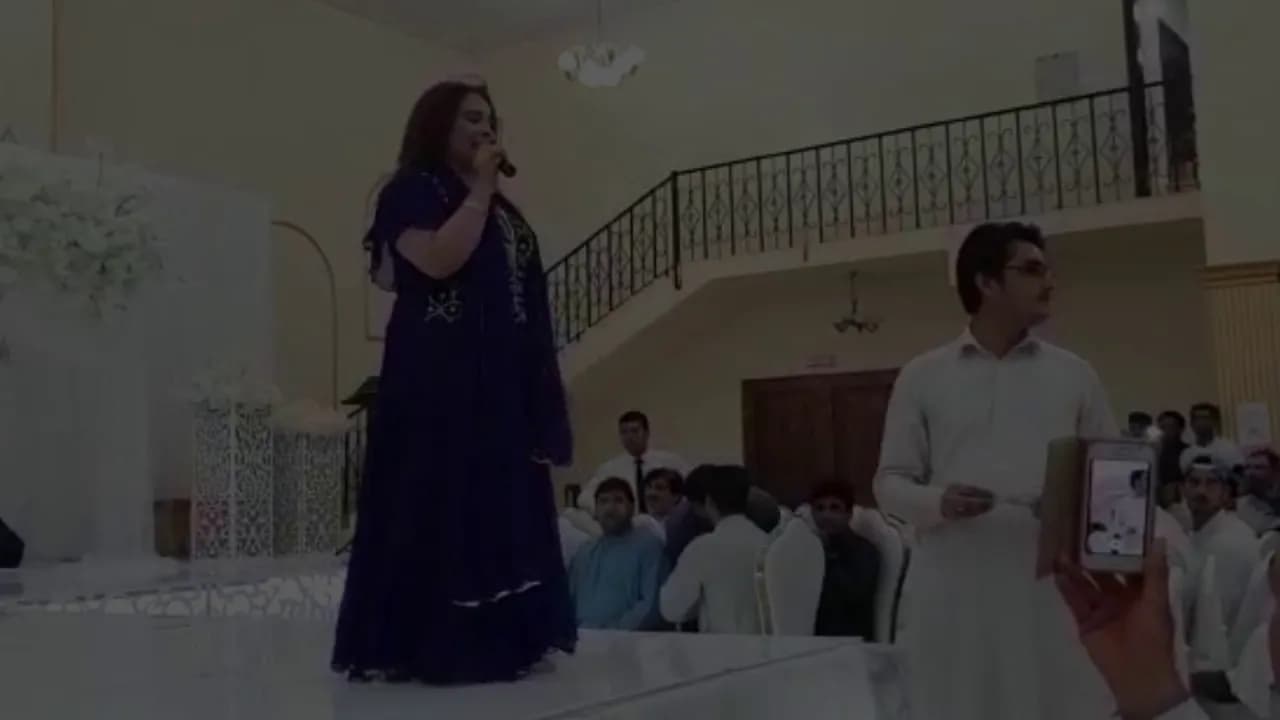 Nadia Gul New Attan In Dubai Show Za d da Dalaro 2018
